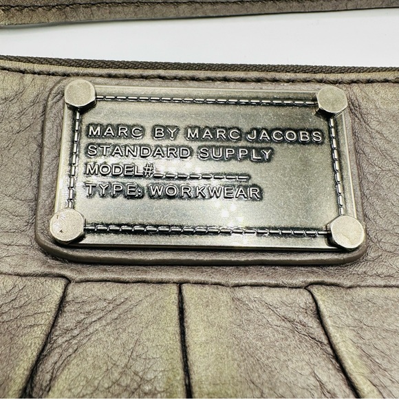 ★ Marc by Marc Jacobs Wristlet - Army Green ★ - Picture 3 of 9